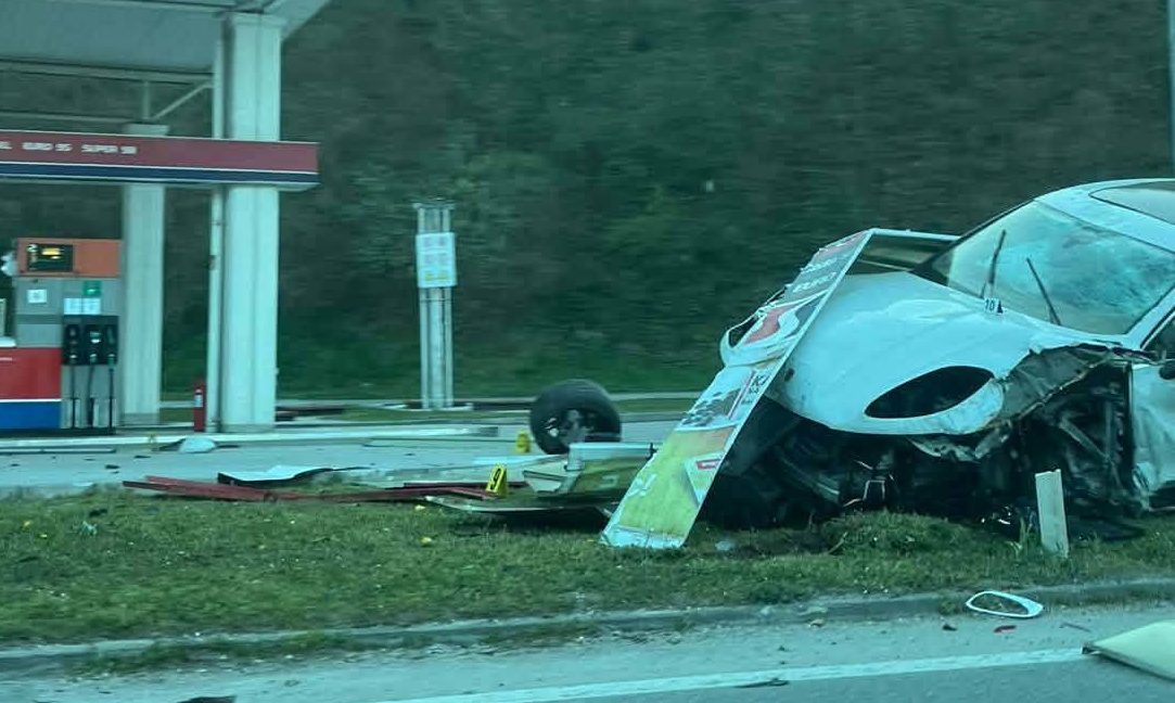 Teška nesreća u Stuparima: Skupocjeni Porsche završio na pumpi