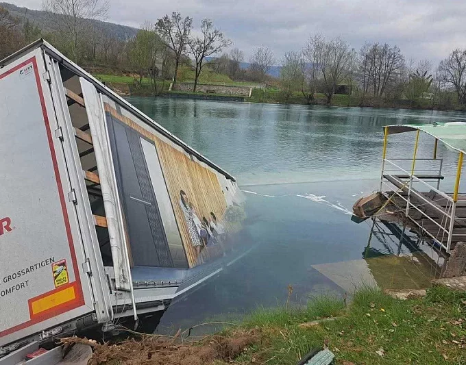 Tragedija u Bihaću: U nesreći u Ripaču poginuo vozač kamiona